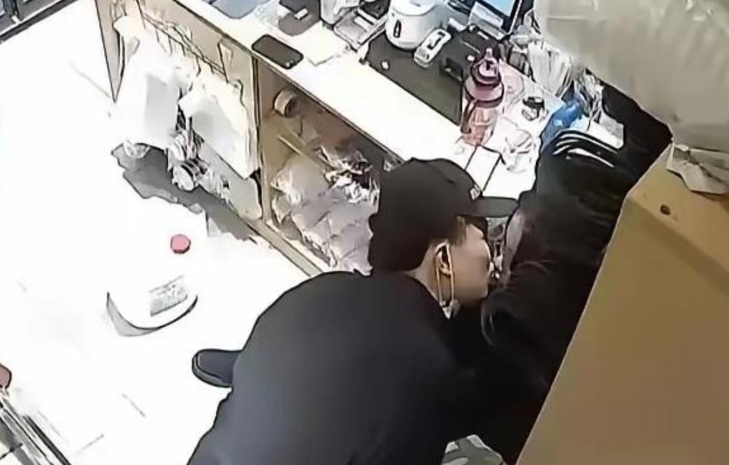 湖北一奶茶店女店长跟男员工在店里搞到一起了，监控拍得明明白白，她老公翻录像的时候