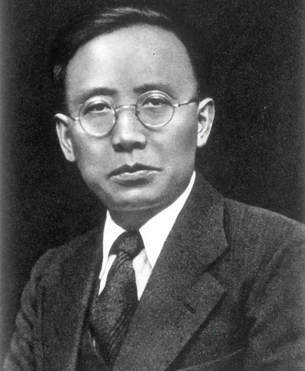 1912年，20岁的郭沫若和张琼华结婚，新婚之夜，郭沫若见妻子长得太丑，转身就走