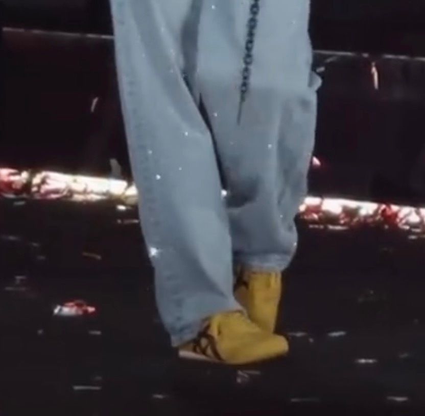 王源开演唱会还悄悄练高尔夫王源在舞台上偷练高尔夫挥杆脚势 原来这就是舞台上“偷练