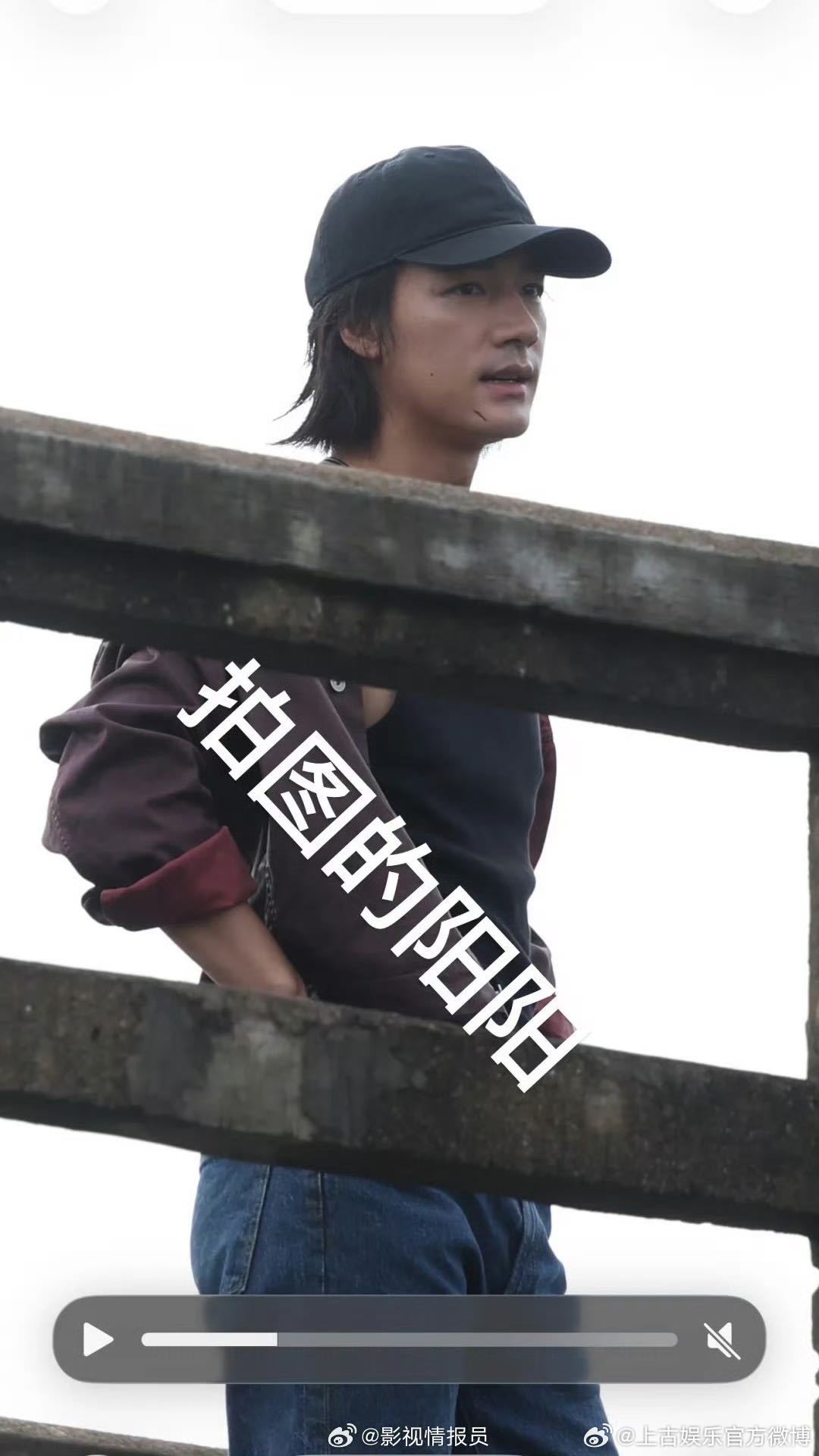 广州片场路透好耐看！此沙《烈阳之上》港风造型自带张力，短发模样解锁角色另一面 