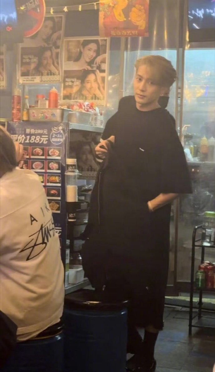 烤肉店偶遇王嘉尔  王嘉尔 王市民出街 有网友在深圳烤肉店偶遇王嘉尔，还是那家烤