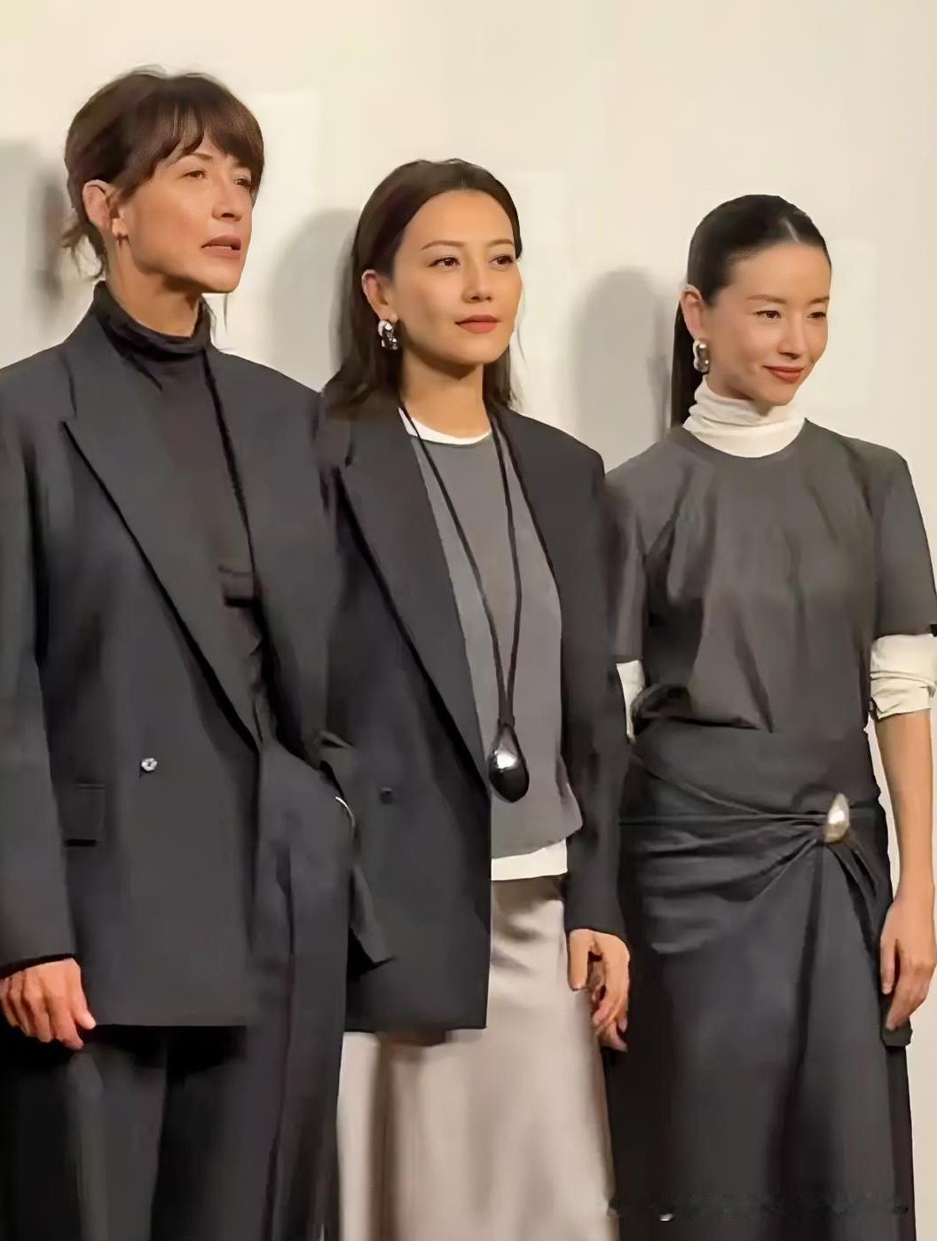 这下彻底藏不住了！
天津这场活动一曝光。
全国网友都在夸这三位女神。
45岁的高
