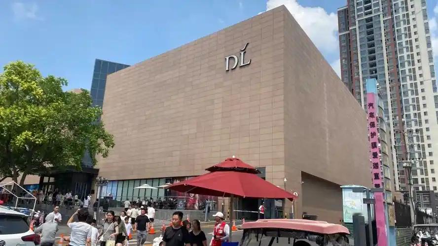 一个没走”的背后，是更大的争议。

去年30名刑释人员入职胖东来，零离职，于东来