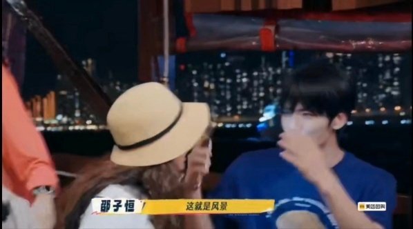 邵子恒说看刘晓庆就是看风景 镜头转向维港夜景，邵子恒的目光却落在刘晓庆身上。轻描