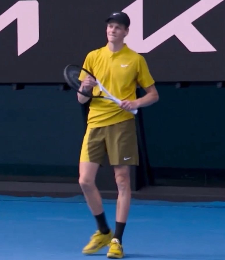 虽然辛纳被问这是不是他今年澳网战袍时，表示不确定自己能不能说……但显然，这身球衣