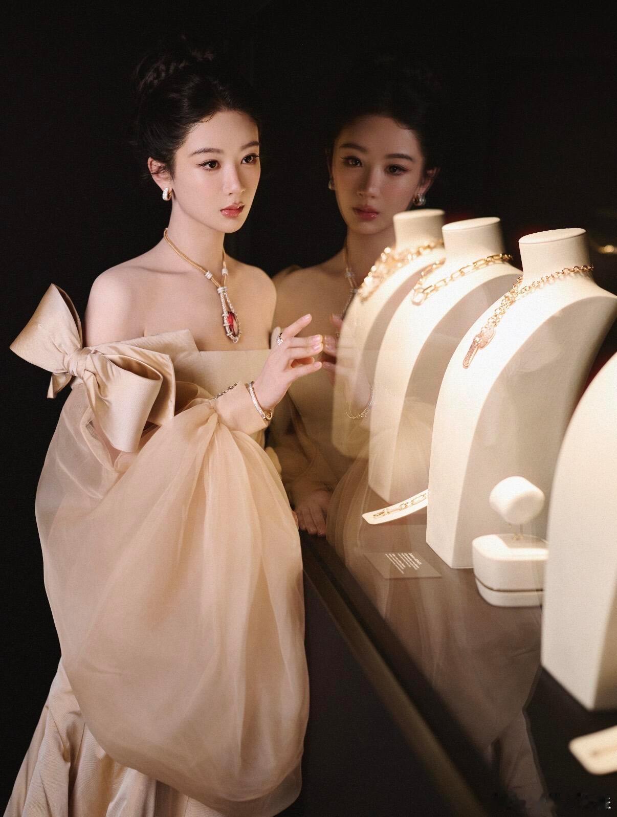 杨紫主动让C位5A颈区配高珠宝曼兰朵找到了最适合它的5A颈区！杨紫的天鹅颈适配所