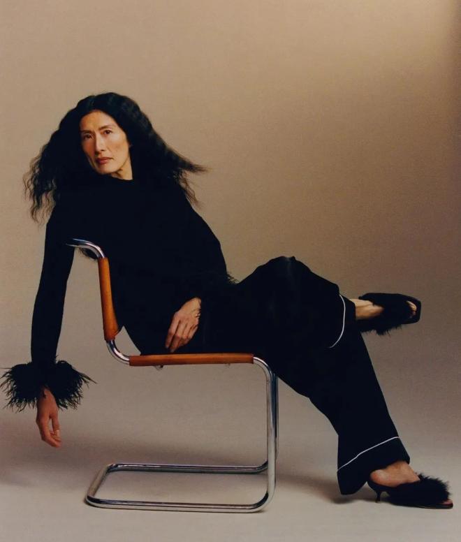 中年丧夫，50岁出道被嘲“最丑模特”，豪门家族的中国媳妇咋样了
Suzi de 