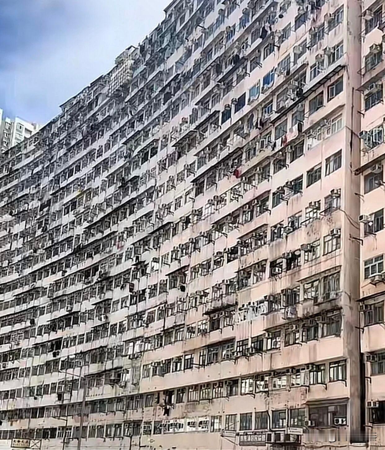 你是愿意住三房一厅的宽敞房子里，还是愿意住在鸽子笼一样，拿着高额补贴的小房子里呢