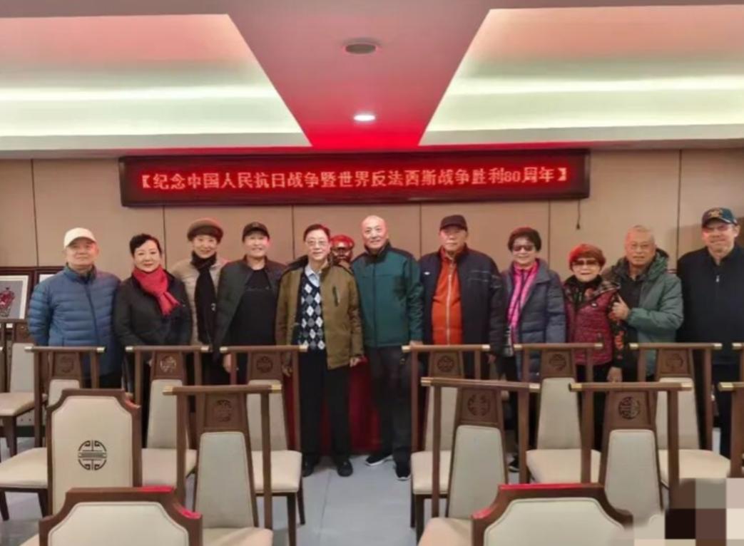 四野后代联谊会有一个不成文的规矩，那就是在每次聚会时，嘉宾们都会默契地按照父辈级