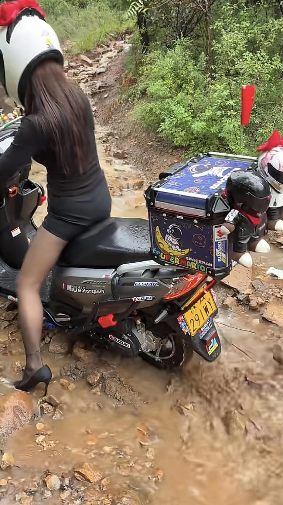 这就是所谓的天不怕、地不怕，骑士精神来着？

在下雨崎岖的山路，女骑士依然是骑着