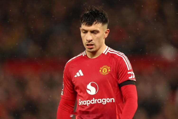 据《曼彻斯特晚报》报道，曼联后卫利桑德罗・马丁内斯（利马）伤愈回归后，原本稳固的