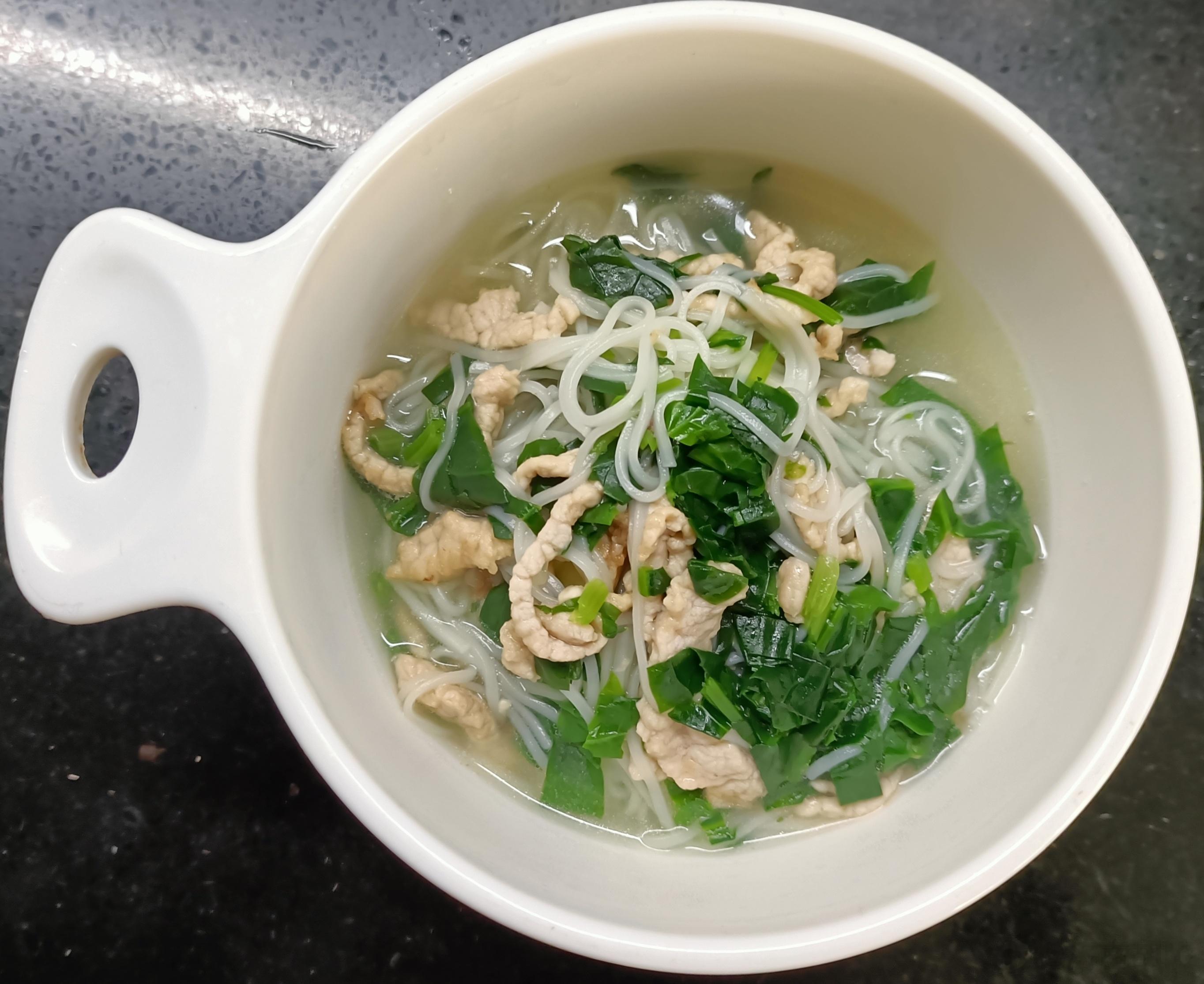 #糖糖的饭饭##科学育儿营养护航# 昨天午餐：鸡汤里脊丝菠菜面；晚餐：黑加仑全麦