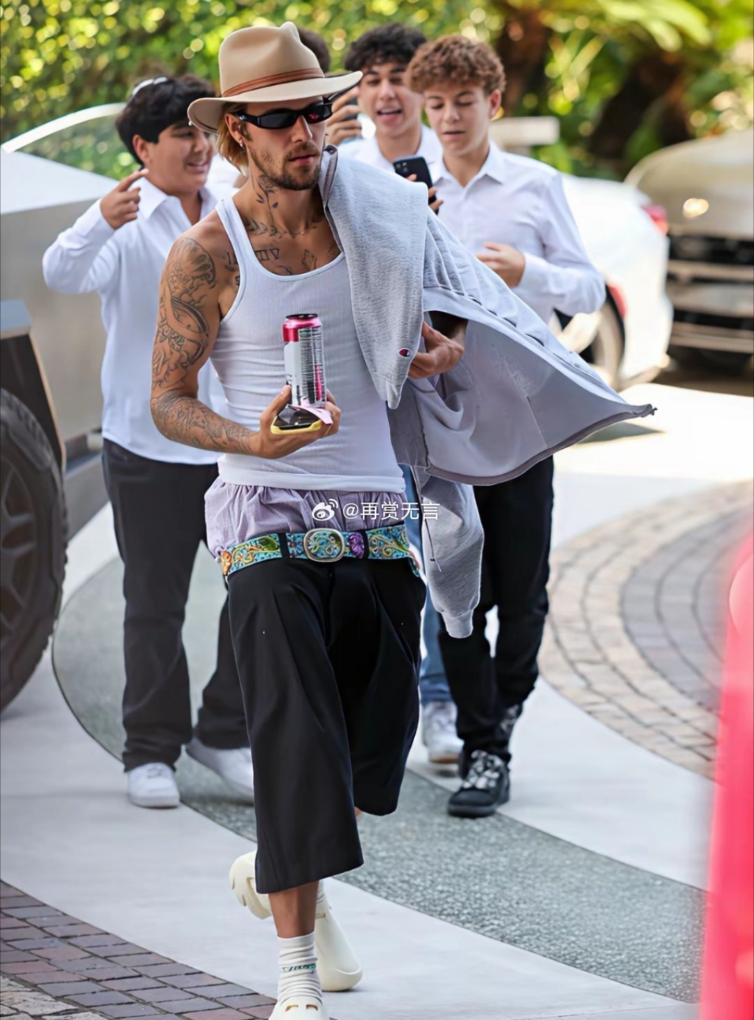 他E每次都是这种穿搭，是怎么成为顶级歌手的？ 