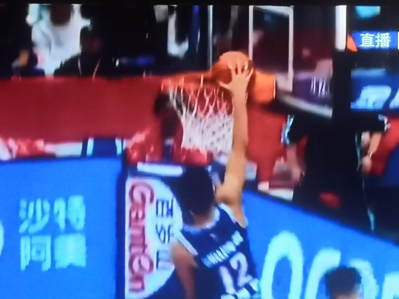 青岛队第二节逐渐将比分拉开又被追回

第二节比赛一开始，青岛队的内线优势得以发挥