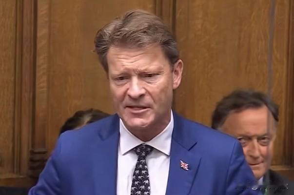 英国改革党副领袖理查德·泰斯在历数首相的种种“失败”后，强烈要求其辞职。

作为