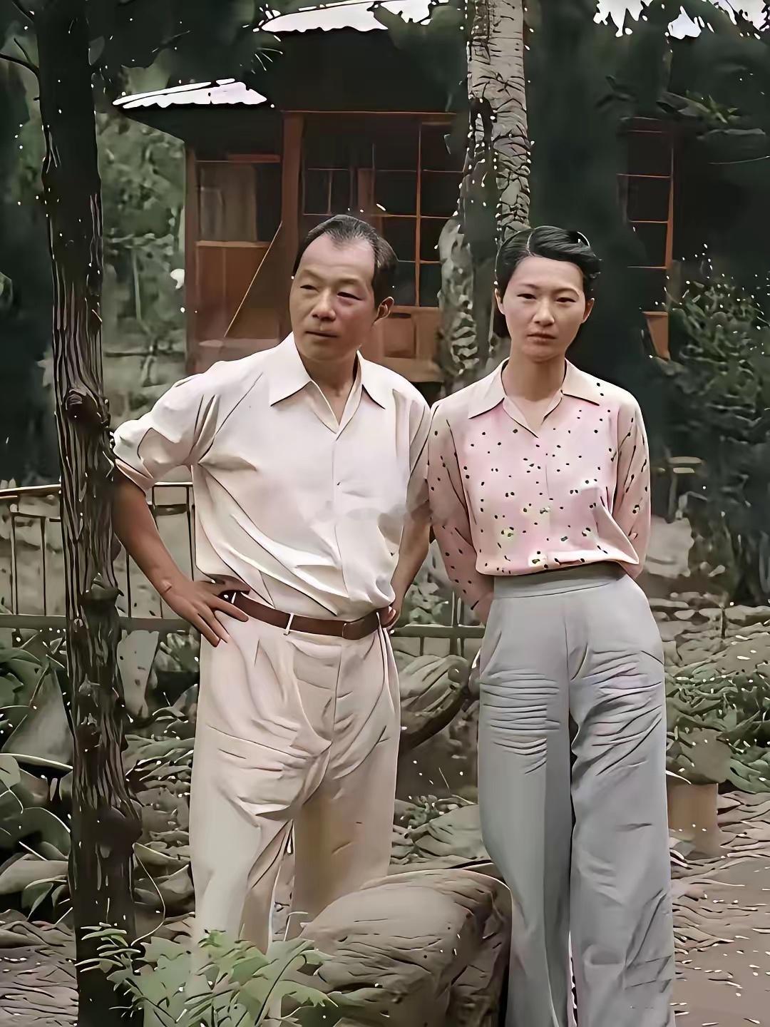 张学良和赵一荻的合影，拍摄于1947年10月，地点是台湾新竹井上温泉日式木屋庭院