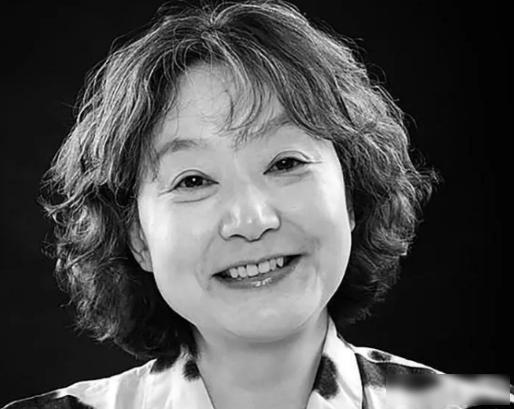 她是1977年中国恢复高考以来，第一位高考女状元，语文差一分满分，她的作文更是被