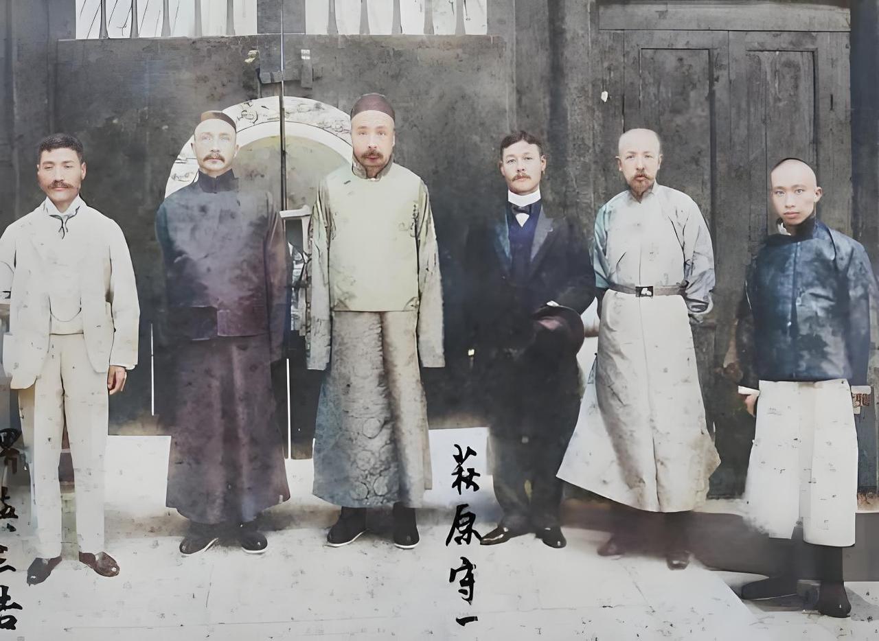 这张老照片里，左三穿缎面长袍的是东三省总督徐世昌，左二深色长褂的是奉天巡抚唐绍仪