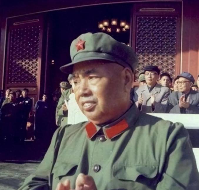 1955年，南京军区正在选司令员，然而，毛主席决定放弃任用三野猛将，却让一位大老