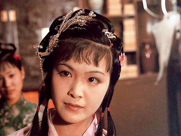 可是，如果非要“在绝望中寻找希望的光”，迎春也不是绝对没有优点的。她的优点就是温