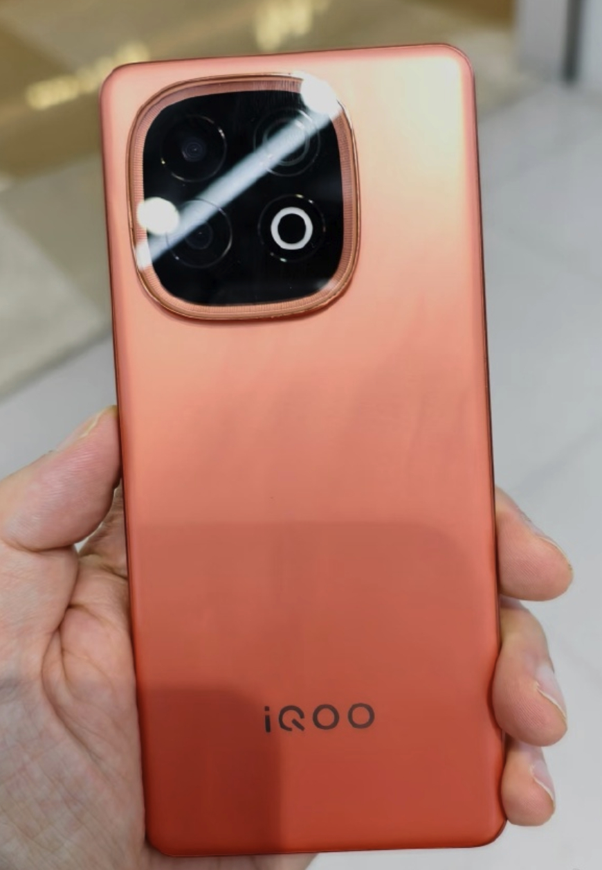 现在的数码橙色早不是当年单一的 “橘子皮” 了，工艺进步让这抹色玩出了花，OPP