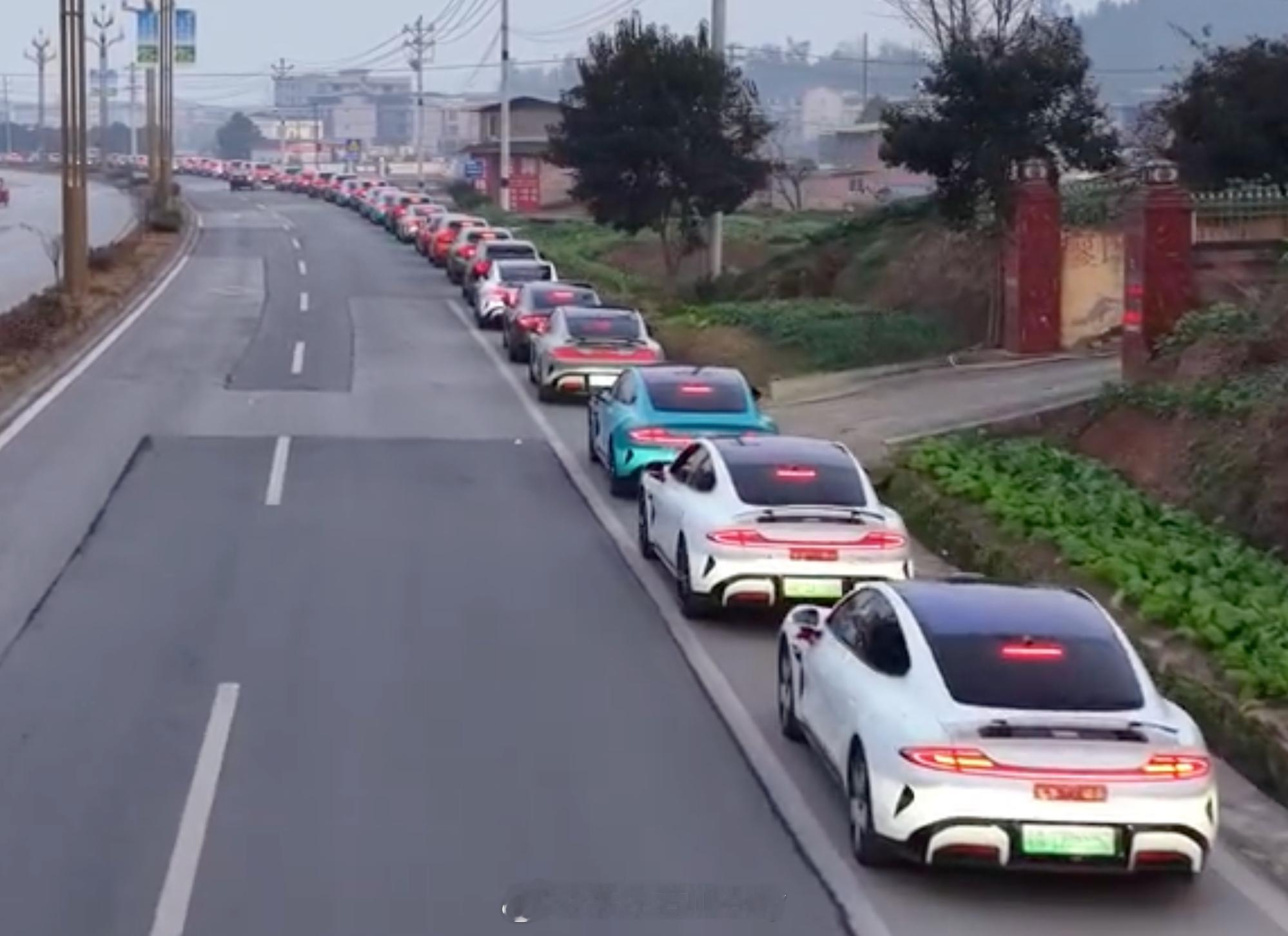 200名车友为爱发车跨城接亲 200辆小米，还素未谋面，现在这玩车氛围有点太好了