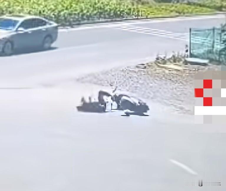 6月1日中午，湖南安化东平街头，一男子骑着摩托车猝然倒地，全身抽搐，这时一辆黑色
