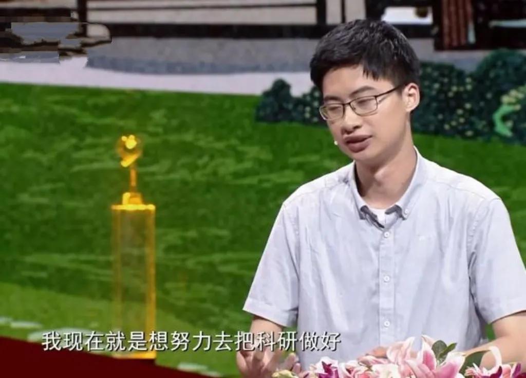 26岁清华博士庞众望再登央视，获颁《感动中国》2024年度人物。面对白岩松提问，