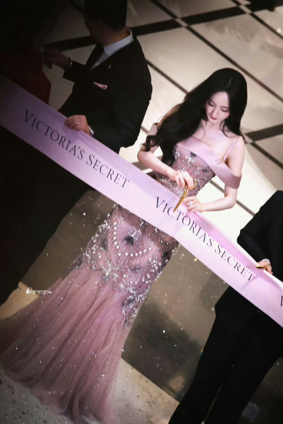 杨幂美成这样是什么意思简直是芭比来的 ​​​