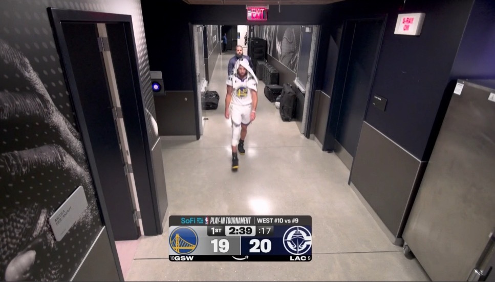 库里啥情况啊 ，去换鞋吗 