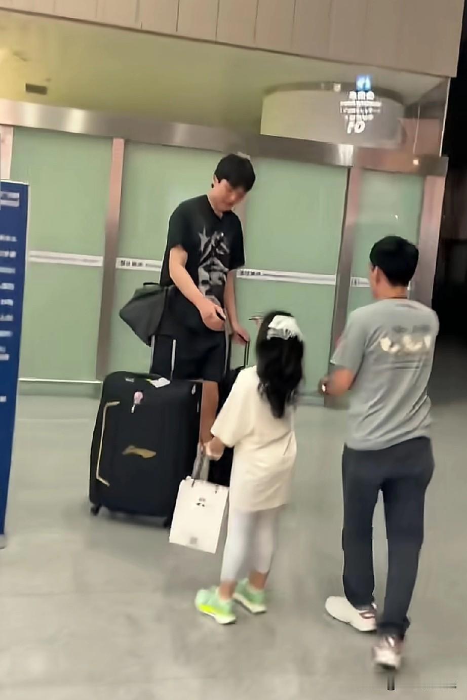 回来了，杨瀚森顺利回国，准备接下来的国家队比赛。

这对于中国男篮来说是个好消息