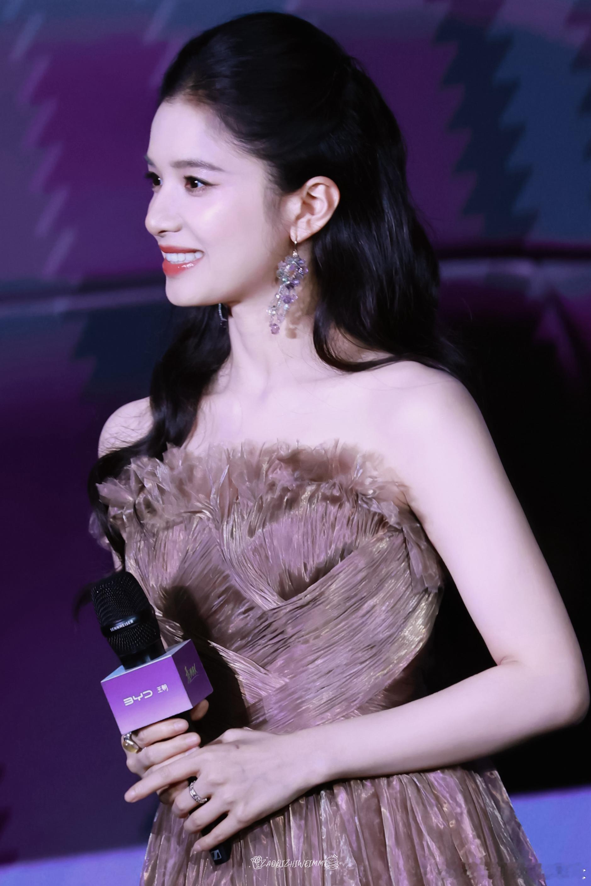 张婧仪好完美一张脸，太漂亮了，简直是公主！张婧仪代言比亚迪秦Max张婧仪浓颜的冲