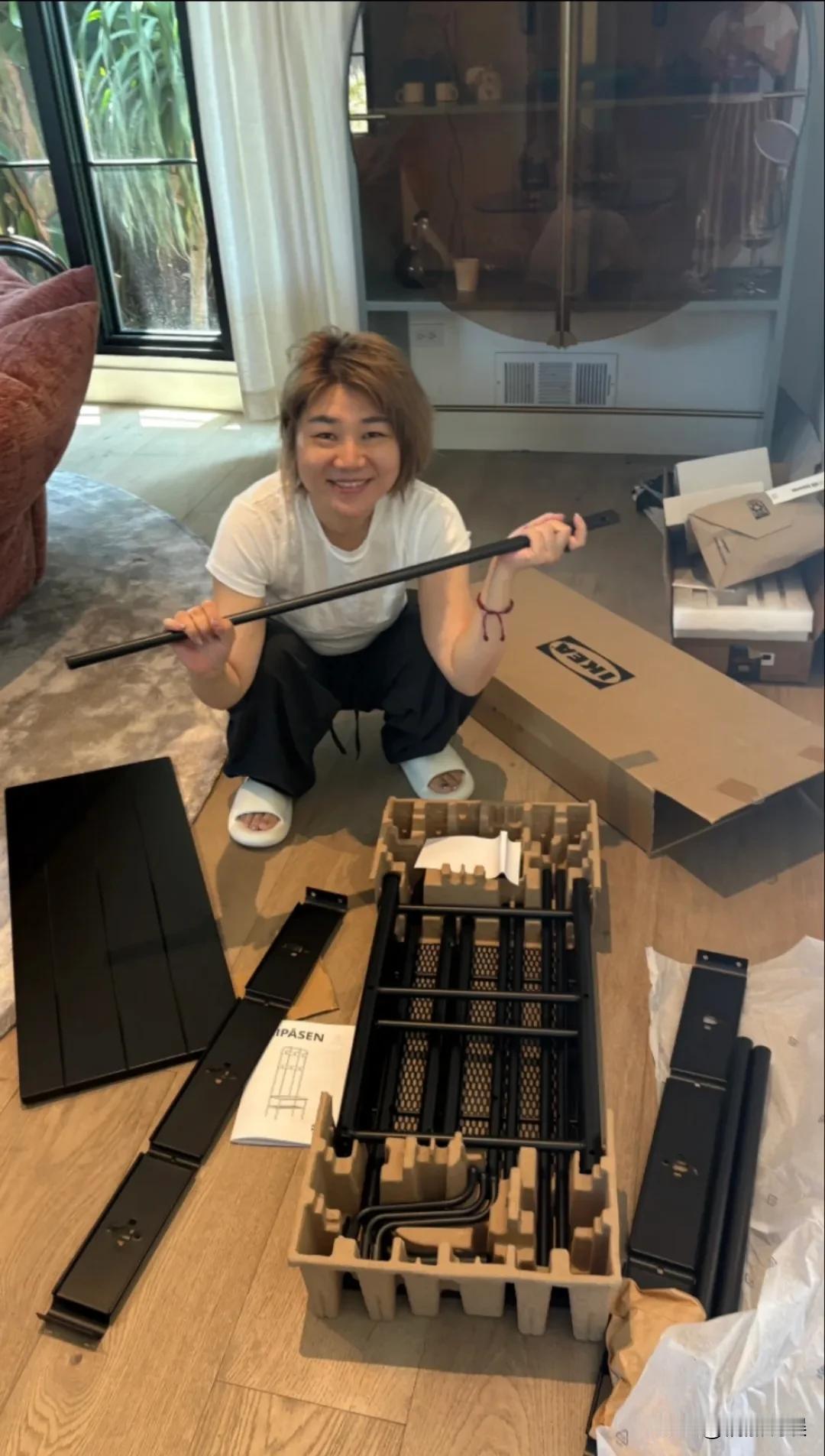 杨天真晒美国留学日常，自己组装家具，拼命学英语，闲时没事逛图书馆。
看她戴着棒球