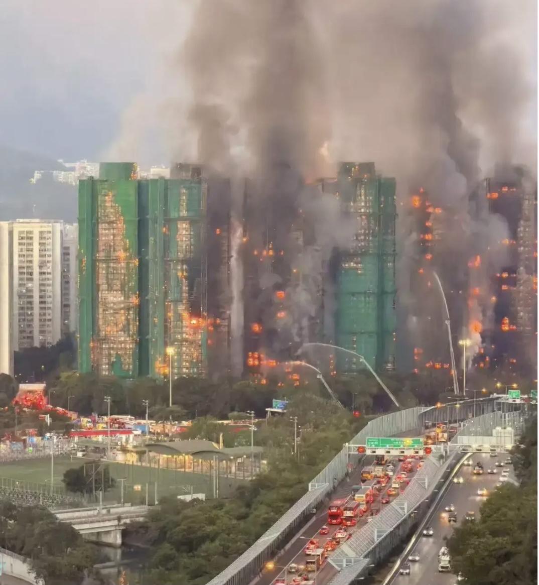 我闺蜜跟我说：我老公联系中介把刚刚花了100万装修好的大平层挂出去了。

我说：