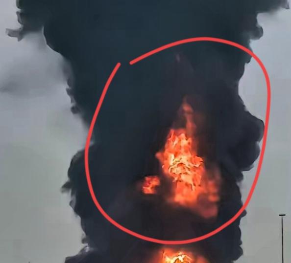 迪拜完了，机场被炸成这样。40 年的建设 14 天结束。
 
3月16日清晨，迪