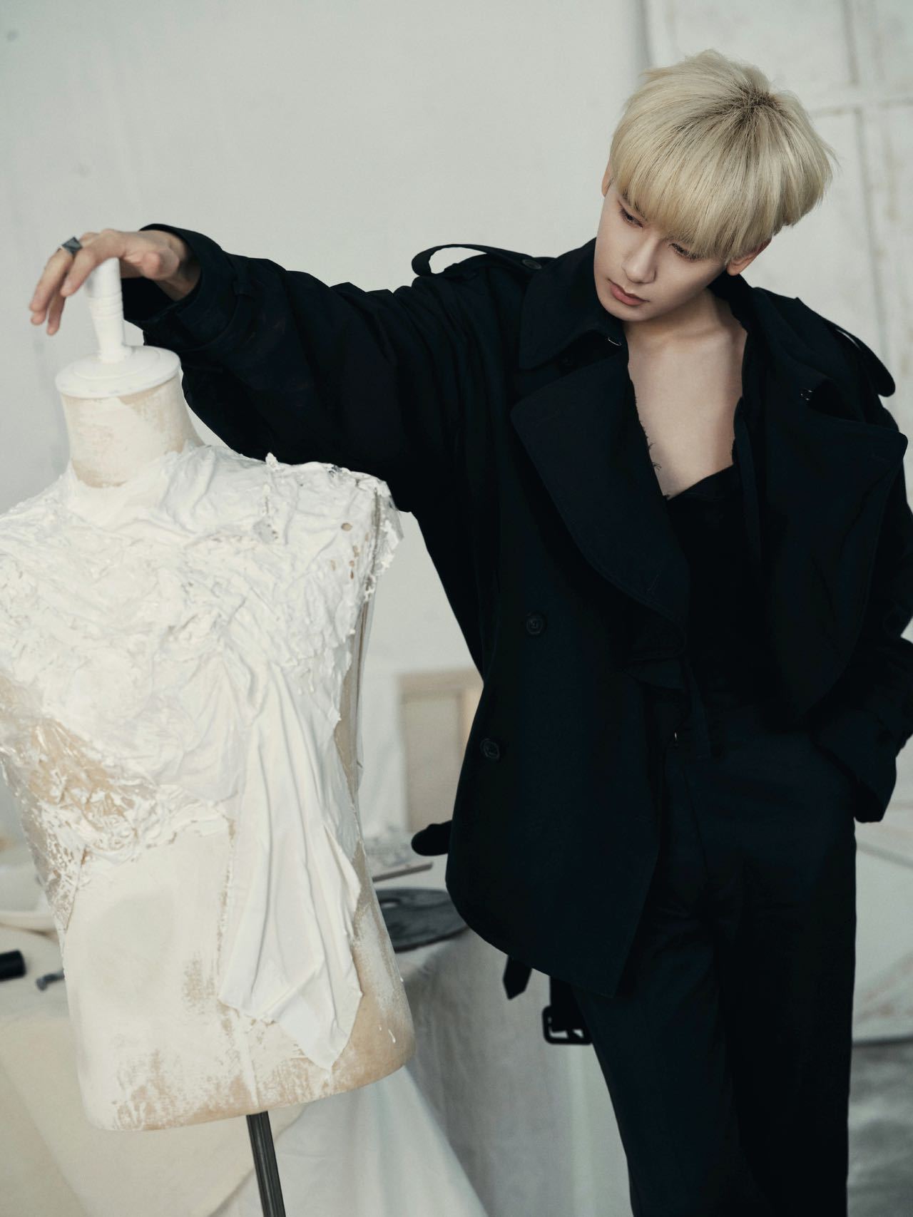 胡先煦金发刚用刷子刷的胡先煦刷子是头发做的 从金发的蓬松度到刷子的特殊材质，处处