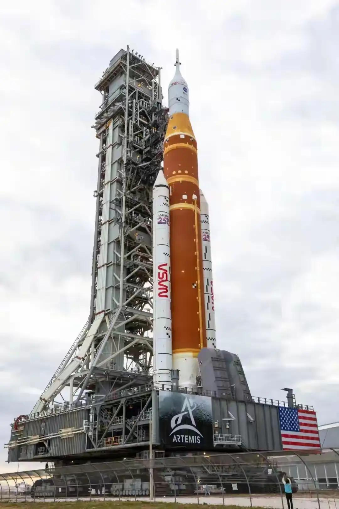 美:通知大家一件事
俄:又摔了什么东西吗
美:大毛你别瞎说  是我家要推迟载人绕