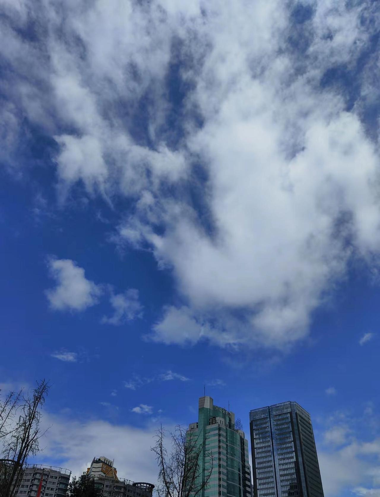 成都的天空。今天是2026年3月17号，成都阴，前两天下雨和阴天，但今天太阳还是