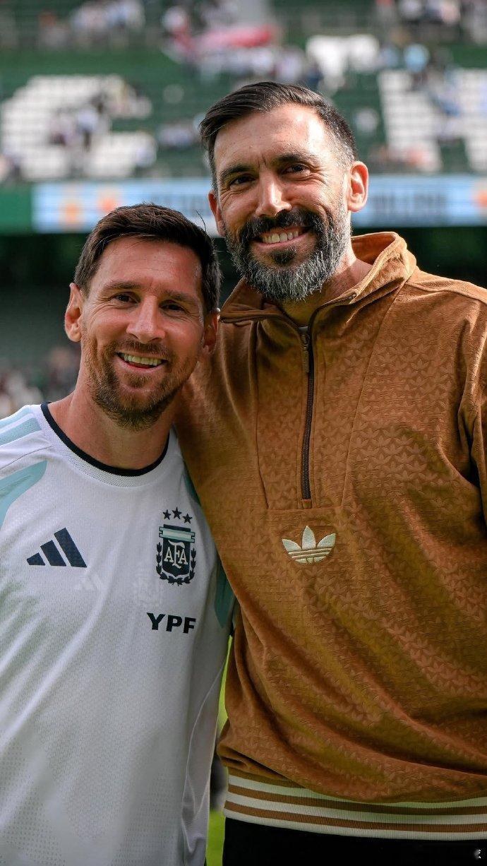 西甲第22轮凌晨落幕，埃尔切主场1-3不敌巴萨，主帅萨拉比亚赛后坦然揽责又暖心鼓