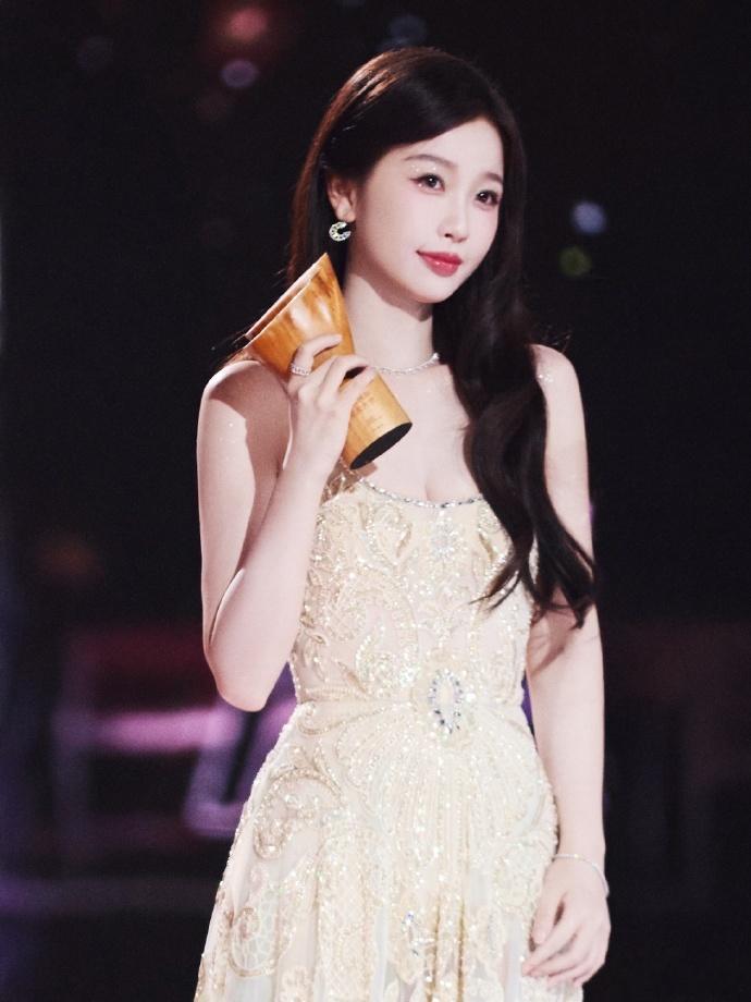 虞书欣灿烂荣光与你共享  虞书欣星光大赏收获三个奖项 家人们，虞书欣化身荣耀王者