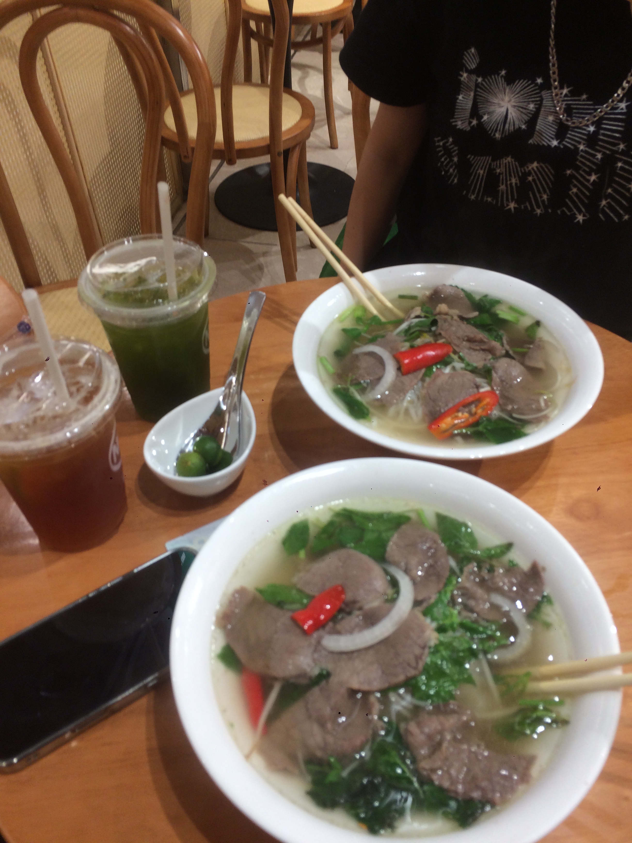 晚上吃完了一整碗pho 现在饿得有点低血糖。。点了最近的饺子吃 