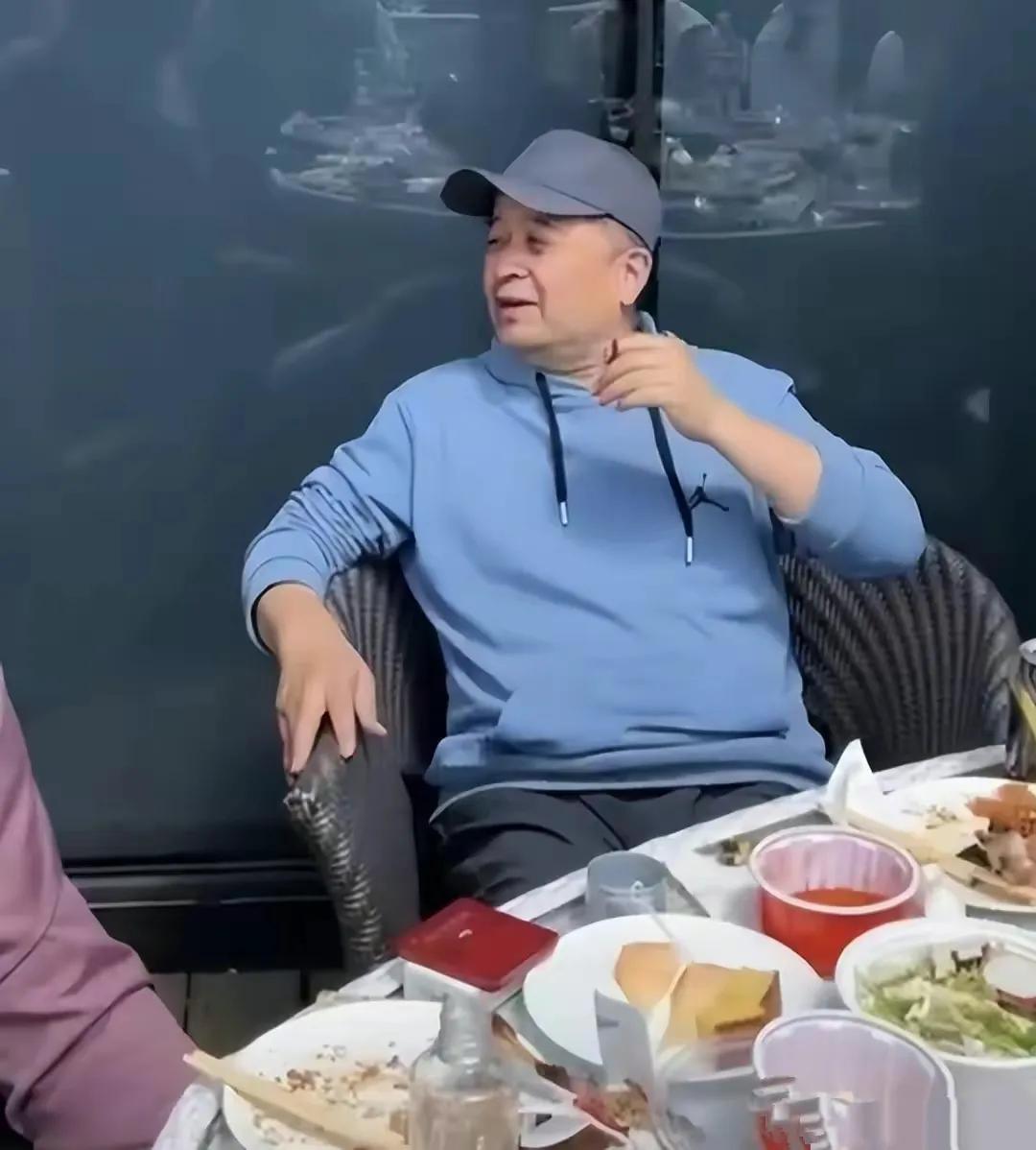 毕福剑被指太掉价，与网红参加活动引热议

近日，有网友拍到知名主持人毕福剑与网红