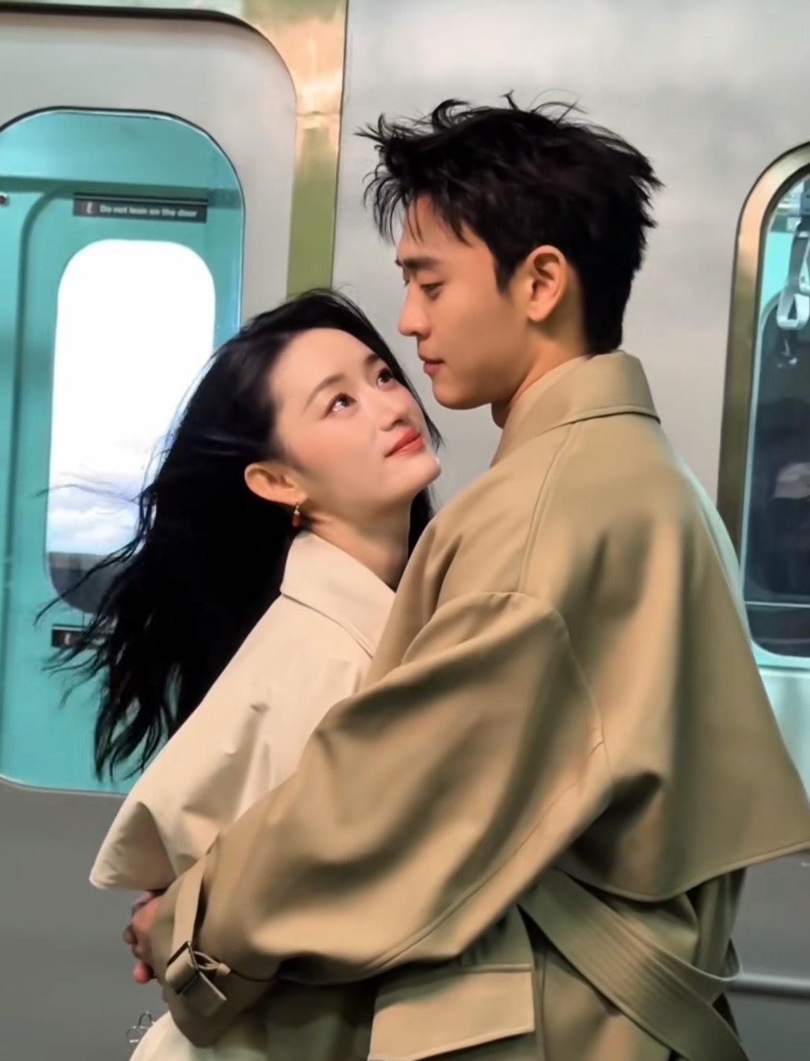 演员最难做到的就是防止因戏生情吧😢天天没事亲亲抱抱的 这谁控制的住啊！ 