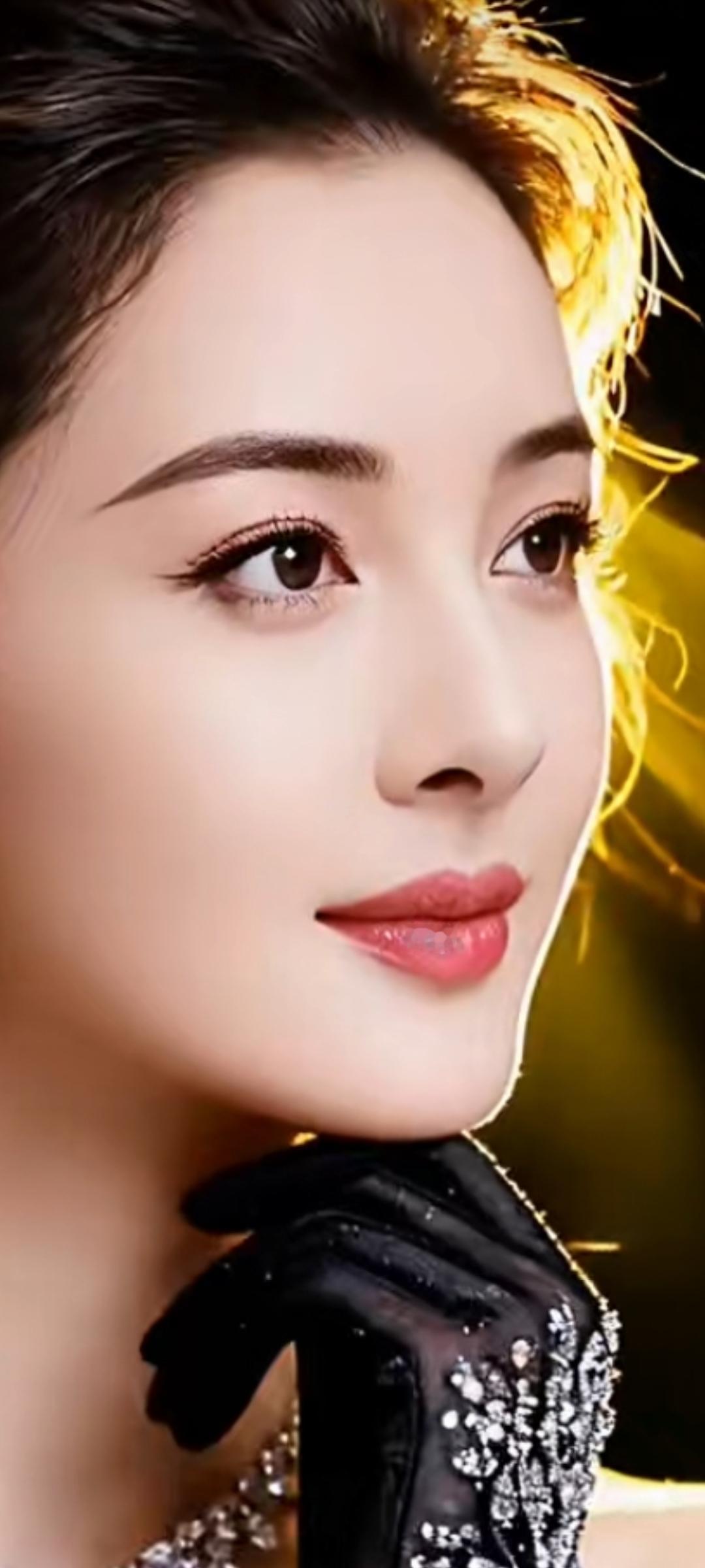 优雅黑裙，闪耀珠宝，红唇轻启，尽显迷人魅力！