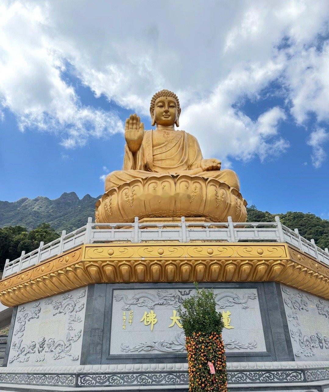 莲花山大佛俯瞰众生，愿你岁岁平安，万事无忧。 ​​​