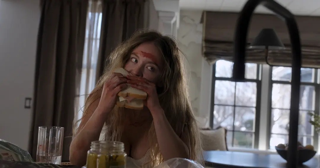 看了在全球狂揽3亿多美元的《家弑服务》，girl helps girl纯爽片。剧