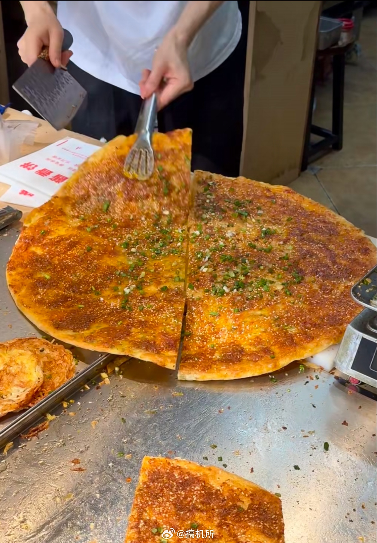 很多食物都是面朝下更好吃酱香饼底下焦香酥脆，再刷上一层酱料，真的不要太好吃了