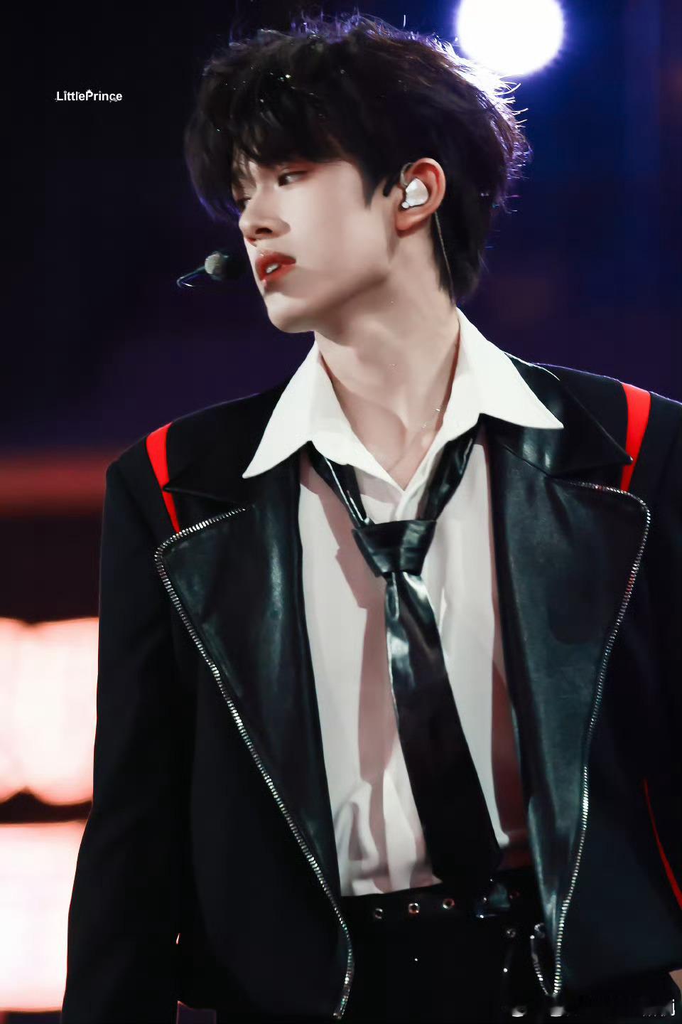 张极新音多机位直拍合集多机位直拍就是用来反复刷的宝藏，张极唱跳时的动作利落干脆，