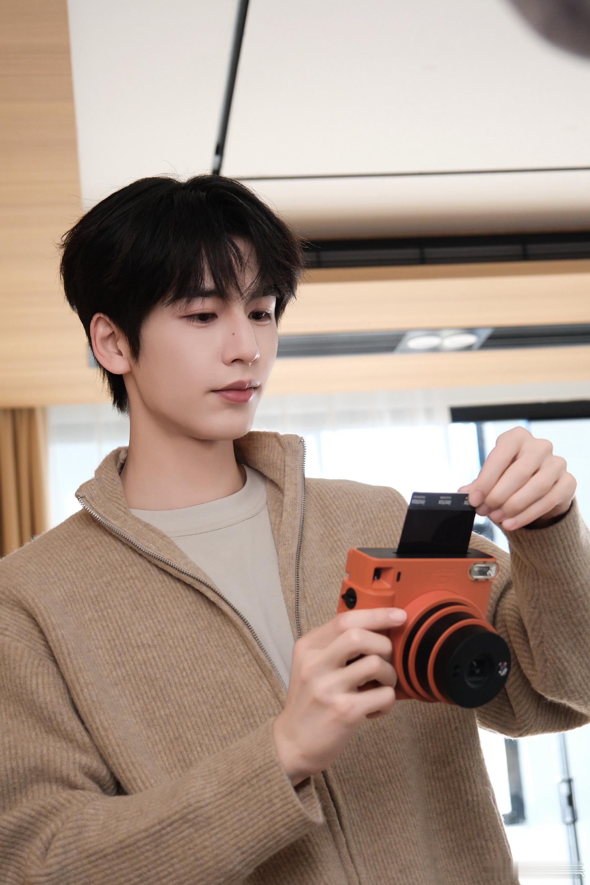 张凌赫品牌工作碎片花絮，顺毛好温柔啊，妥妥的人夫感，谁的居家好男友！