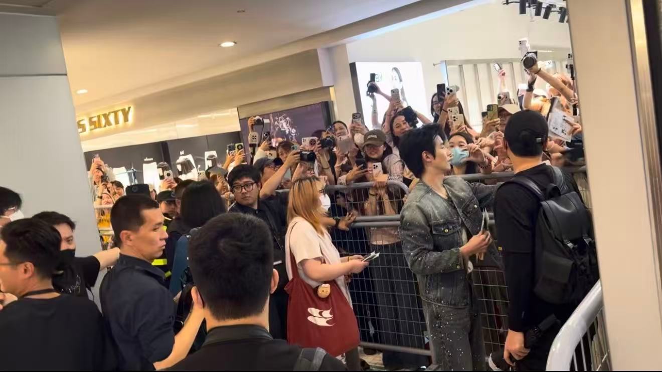 任豪现身杭州大厦被围观杭州大厦线下实拍，任豪气场在线格调出众，到场瞬间引来大批围